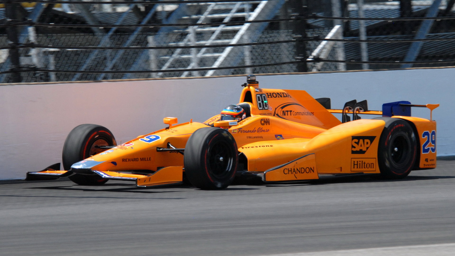 Fernando Alonso loni v Indy 500