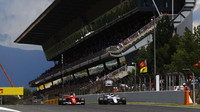 Sebastian Vettel předjíždí Felipeho Massu v závodě v Barceloně