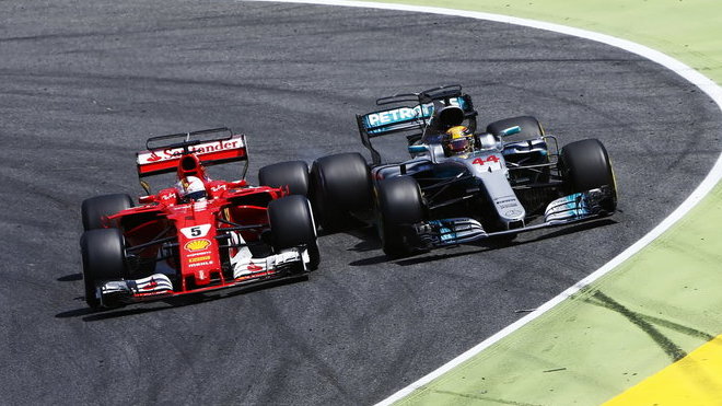 Sebastian Vettel se v souboji s Lewisem Hamiltonem těší z plné podpory svého týmového kolegy Kimiho Räikkönena
