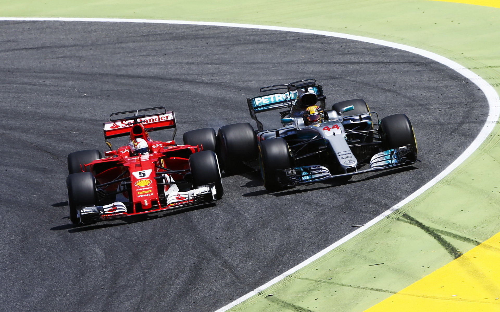 Sebastian Vettel předjíždí Lewise Hamiltona v závodě v Barceloně
