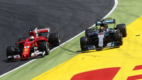 Sebastian Vettel předjíždí Lewise Hamiltona v závodě v Barceloně