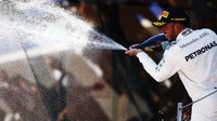 Lewis Hamilton si užívá vítězství po závodě v Barceloně