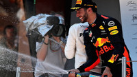 Daniel Ricciardo se raduje na pódiu po závodě v Barceloně