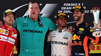 Lewis Hamilton, Daniel Ricciardo a Sebastian Vettel na pódiu po závodě v Barceloně