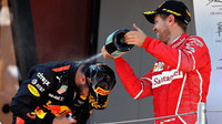 Daniel Ricciardo a Sebastian Vettel na pódiu po závodě v Barceloně
