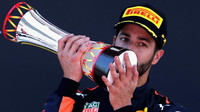 Daniel Ricciardo se svou trofejí po závodě v Barceloně