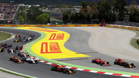 Max Verstappen a Kimi Räikkönen se po startu ocitli mimo trať v Barceloně