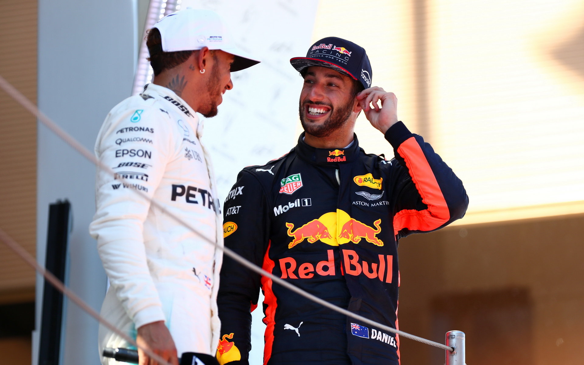 Lewis Hamilton lituje, že v závěrečném souboji s Danielem Ricciardem nebyl tvrdší