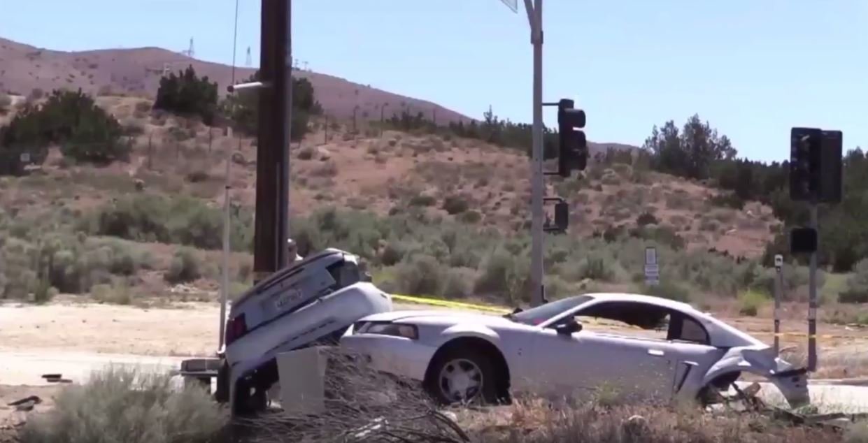 Silniční závod ukončila nehoda, která doslova rozpůlila Ford Mustang