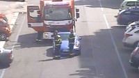 Hasiči řidiče modrého Porsche zadrželi do příjezdu policie