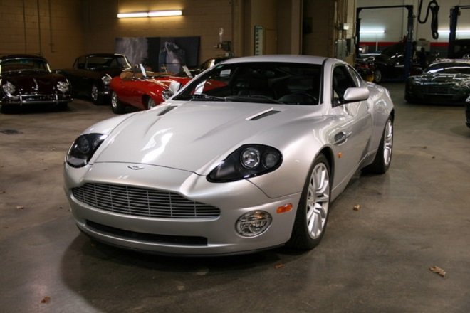 Aston Martin Vanquish využíval James Bond v podání Pierce Brosnana