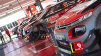 Jedna C3 WRC na Mikkelsena čeká pro Sardinii, ale co dál?