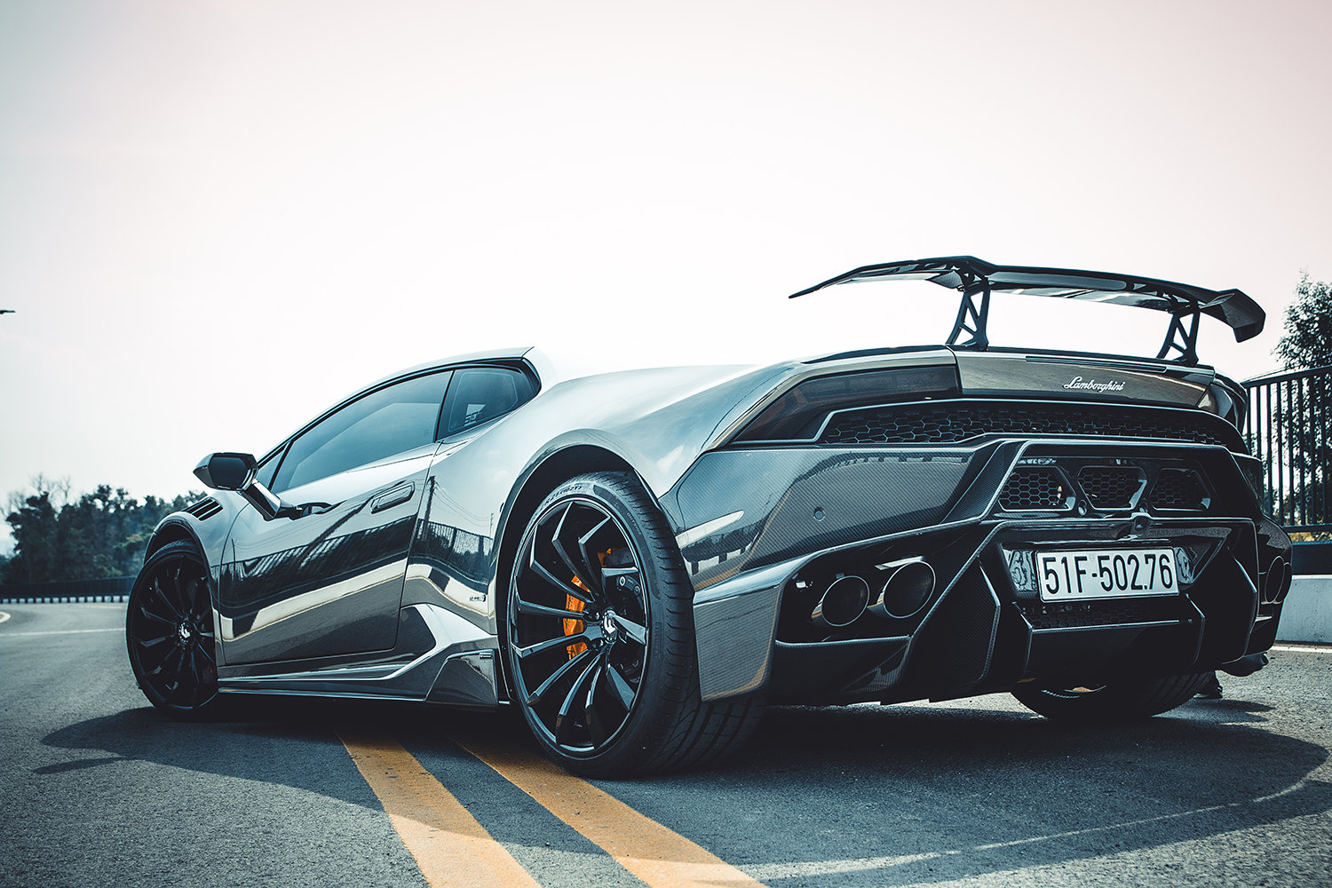 Lamborghini Huracán s body-kitem Novara a chromovou folií