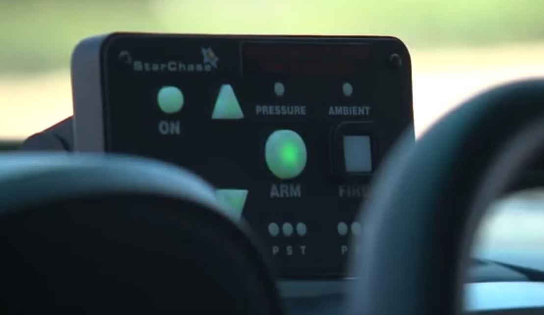Policie v USA používá nový sledovací systém Star Chase, který označí prchající vozidlo GPS lokátorem
