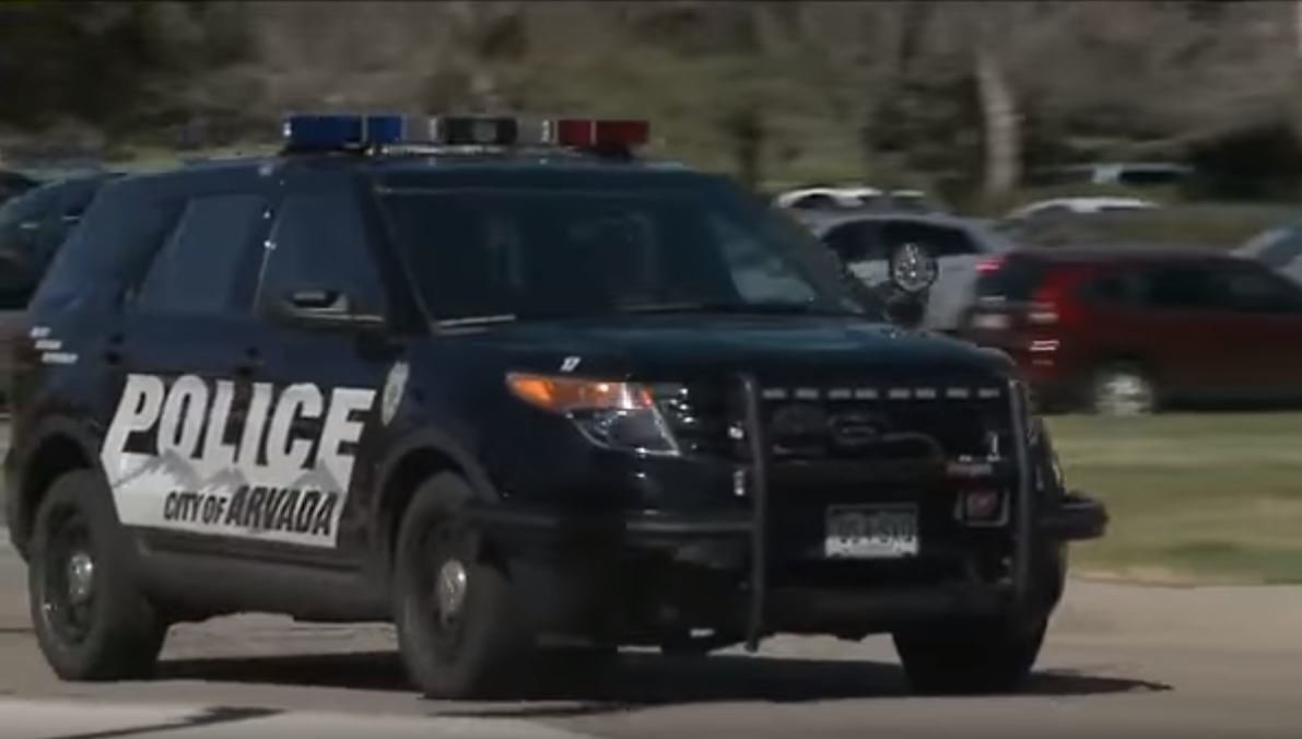 Policie v USA používá nový sledovací systém Star Chase, který označí prchající vozidlo GPS lokátorem