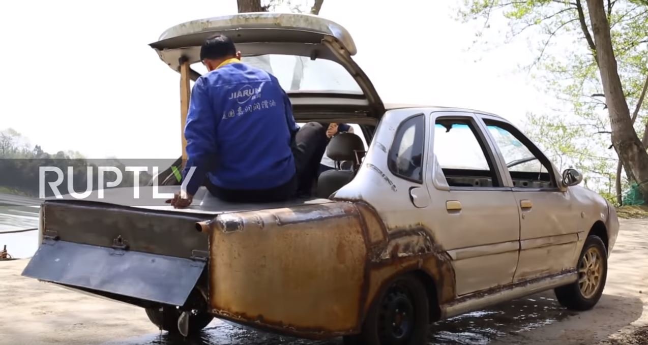 Mechanik si doma postavil funkční obojživelné vozidlo