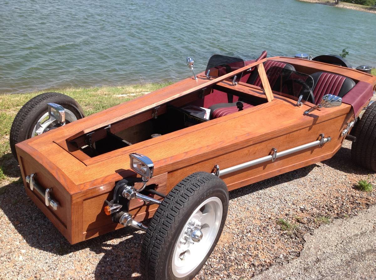 Karmann Ghia 1970 s dřevěnou karoserií ve tvaru rakve