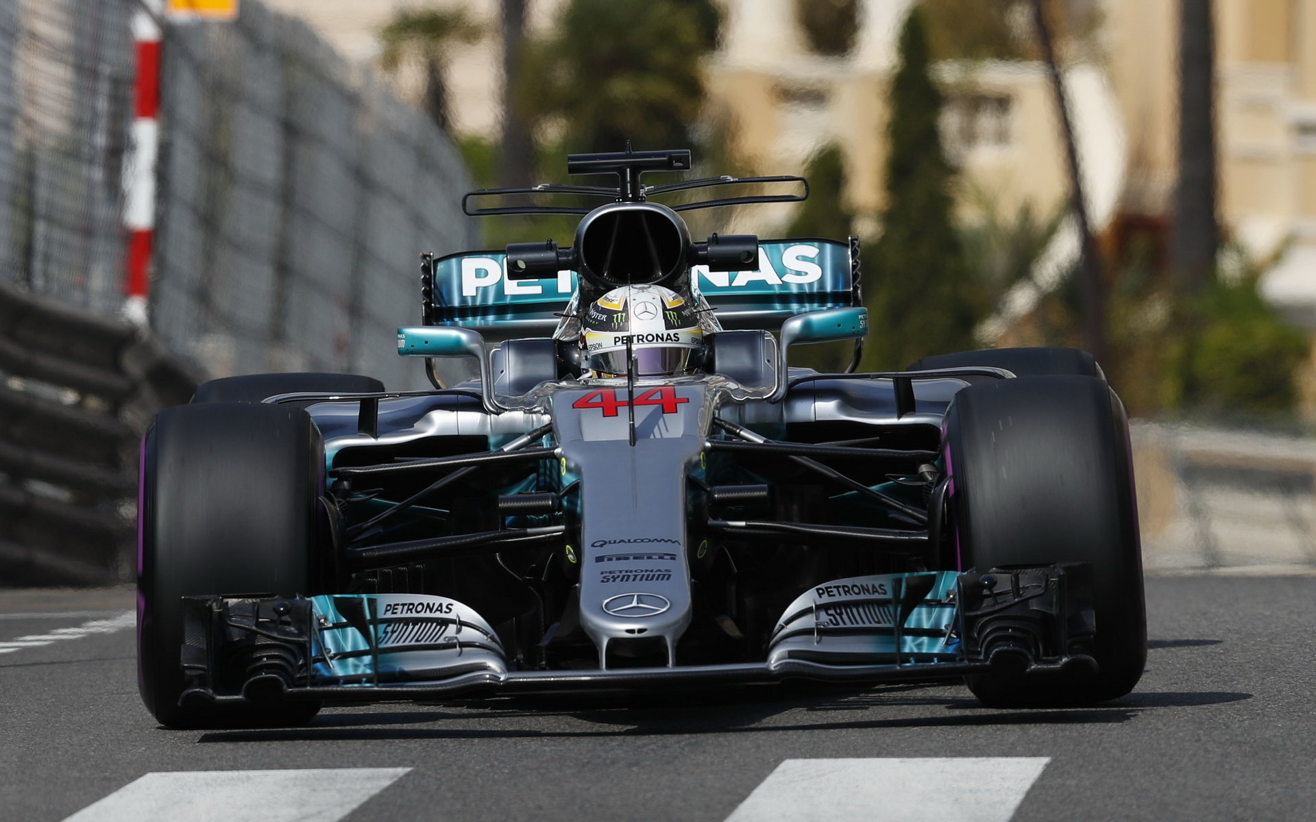 Lewis Hamilton zajel v kvalifikaci v Monaku až 14. nejrychlejší čas