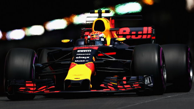 Max Verstappen nelibě nesl to, že jej Daniel Ricciardo během zastávek přeskočil