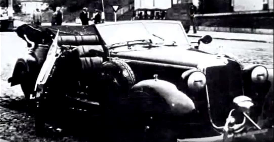 Poškozený Heydrichův Mercedes-Benz 320 Cabriolet B