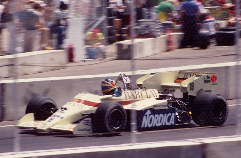 Belgičan Thierry Boutsen za volanten Arrows A7 BMW turbo při GP USA 1984 na okruhu v Dallasu