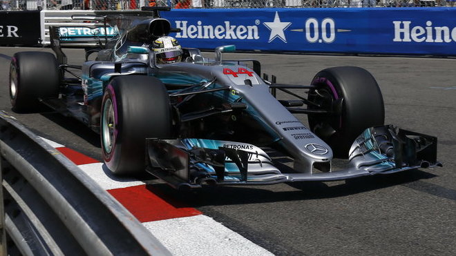 Lewis Hamilton zajel v kvalifikaci v Monaku až 14. nejrychlejší čas
