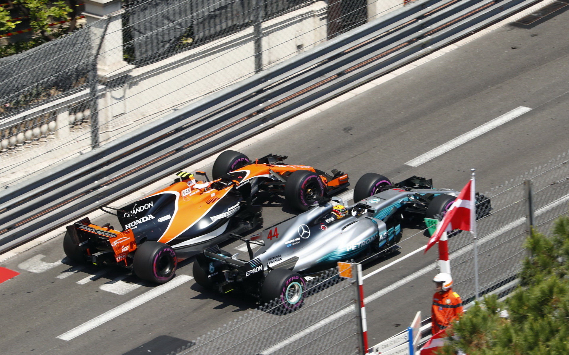 Lewis Hamilton předjíždí Stoffela Vandoorneho v závodě v Monaku