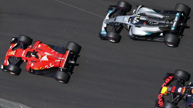 Rivalita Vettel - Hamilton získává na obrátkách (Ilustrační foto)
