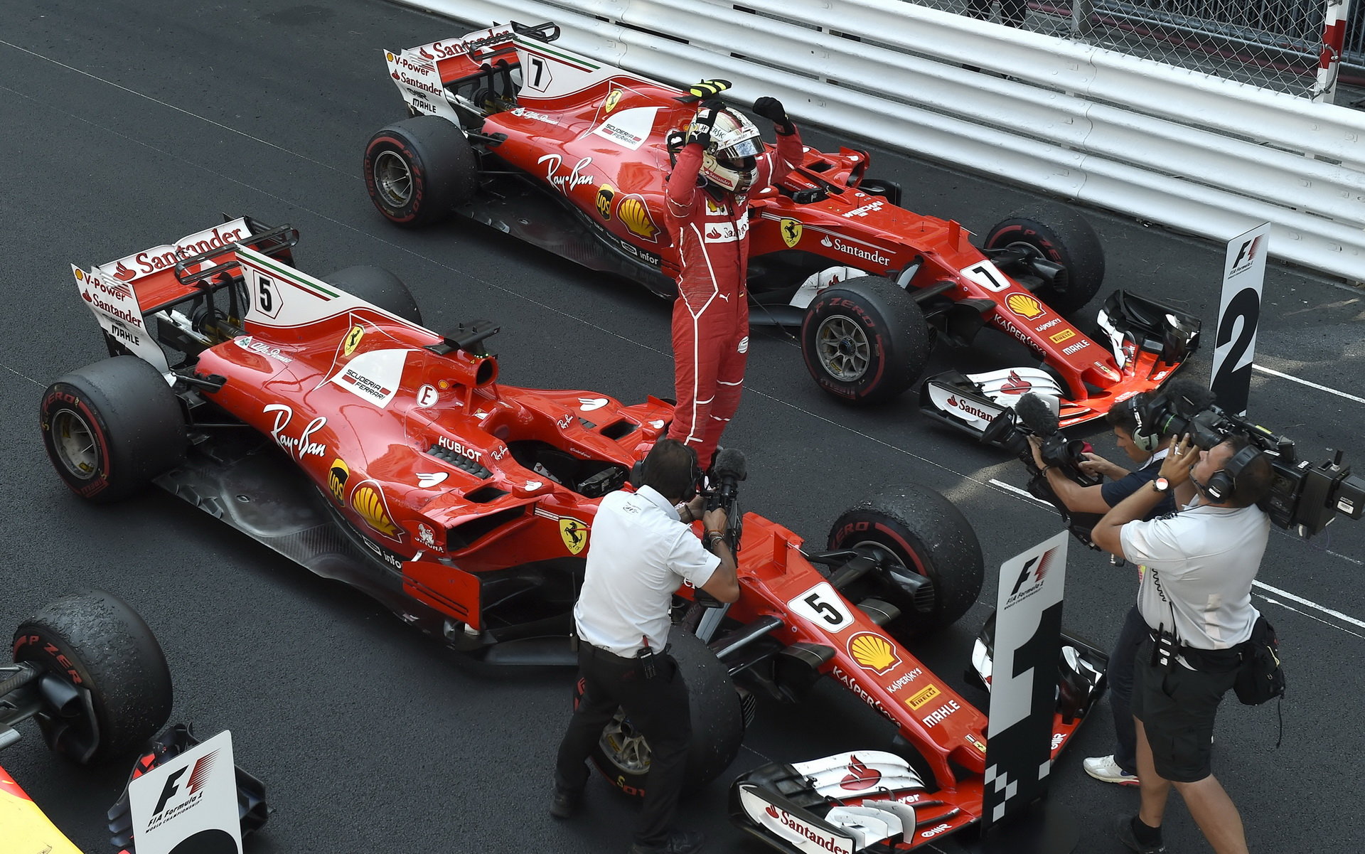 Sebastial Vettel se raduje z vítězství po závodě v Monaku