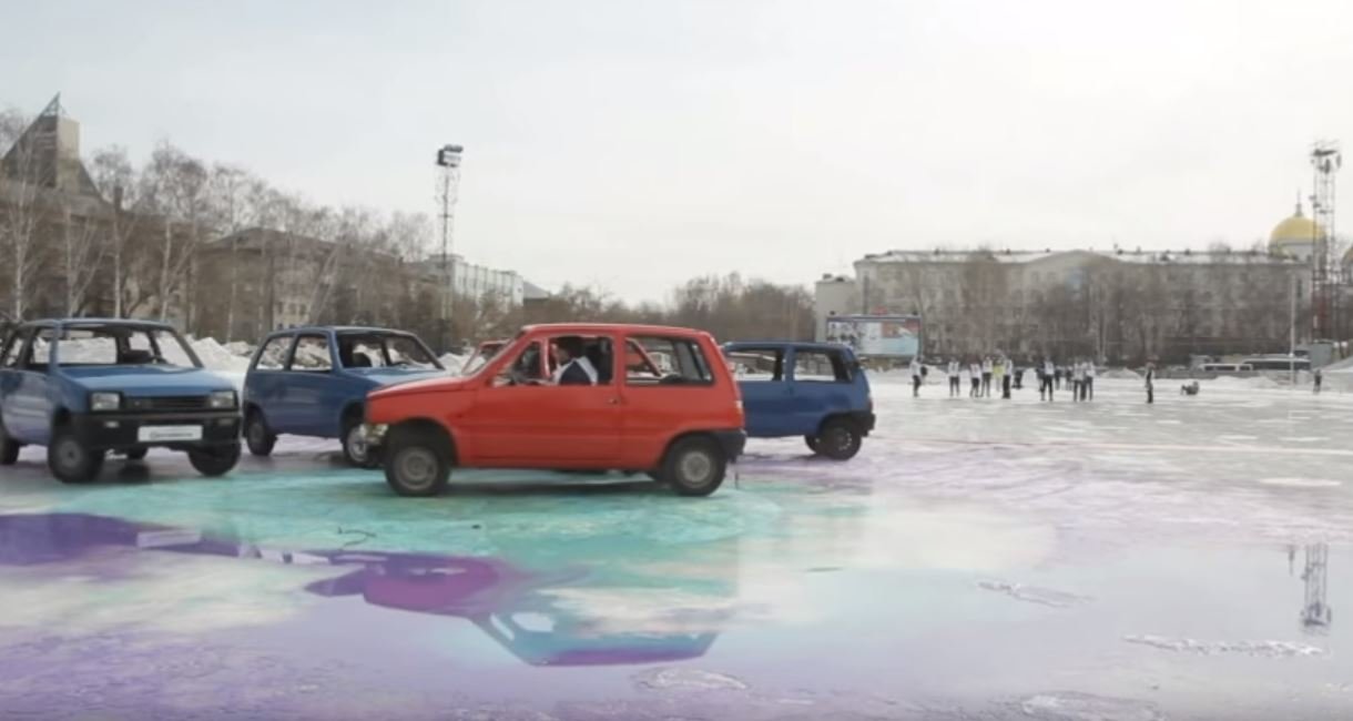V Rusku se rozhodli vyzkoušet Curling se starými auty. Chtěli tak upozornit na bezpečnost a pojištění