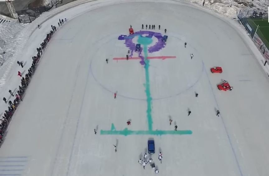 V Rusku se rozhodli vyzkoušet Curling se starými auty. Chtěli tak upozornit na bezpečnost a pojištění