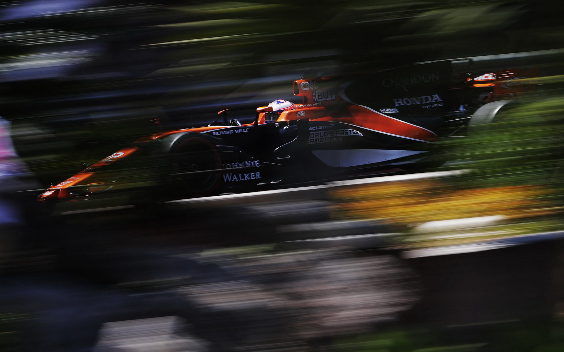 Jenson Button v závodě v Monaku