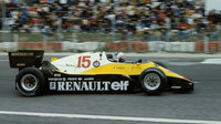 V ČELE ZÁVODU - Renault RE40 při GP Francie 1983 v Paul Ricard, za volantem Alain Prost