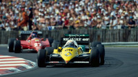 V ČELE ZÁVODU - Renault RE40 při GP Velké Británie 1983 v Silverstone, za volantem Alain Prost