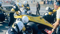 TANKOVÁNÍ PALIVA NA CESTĚ ZA VÍTĚZSTVÍM - Renault RE40 při GP Velké Británie 1983 v Silverstone, za volantem Alain Prost