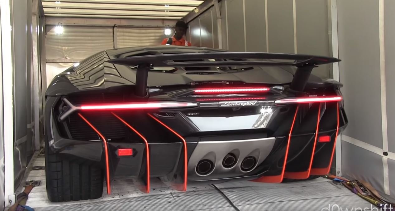 Unikátní Lamborghini Centenario způsobilo v ulicích Londýna poprask