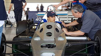 Felipe Massa si zkouší jeden ze starších strojů