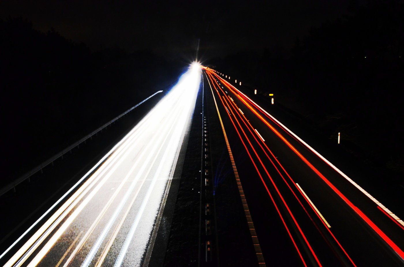 Noční záběr dálnice D11