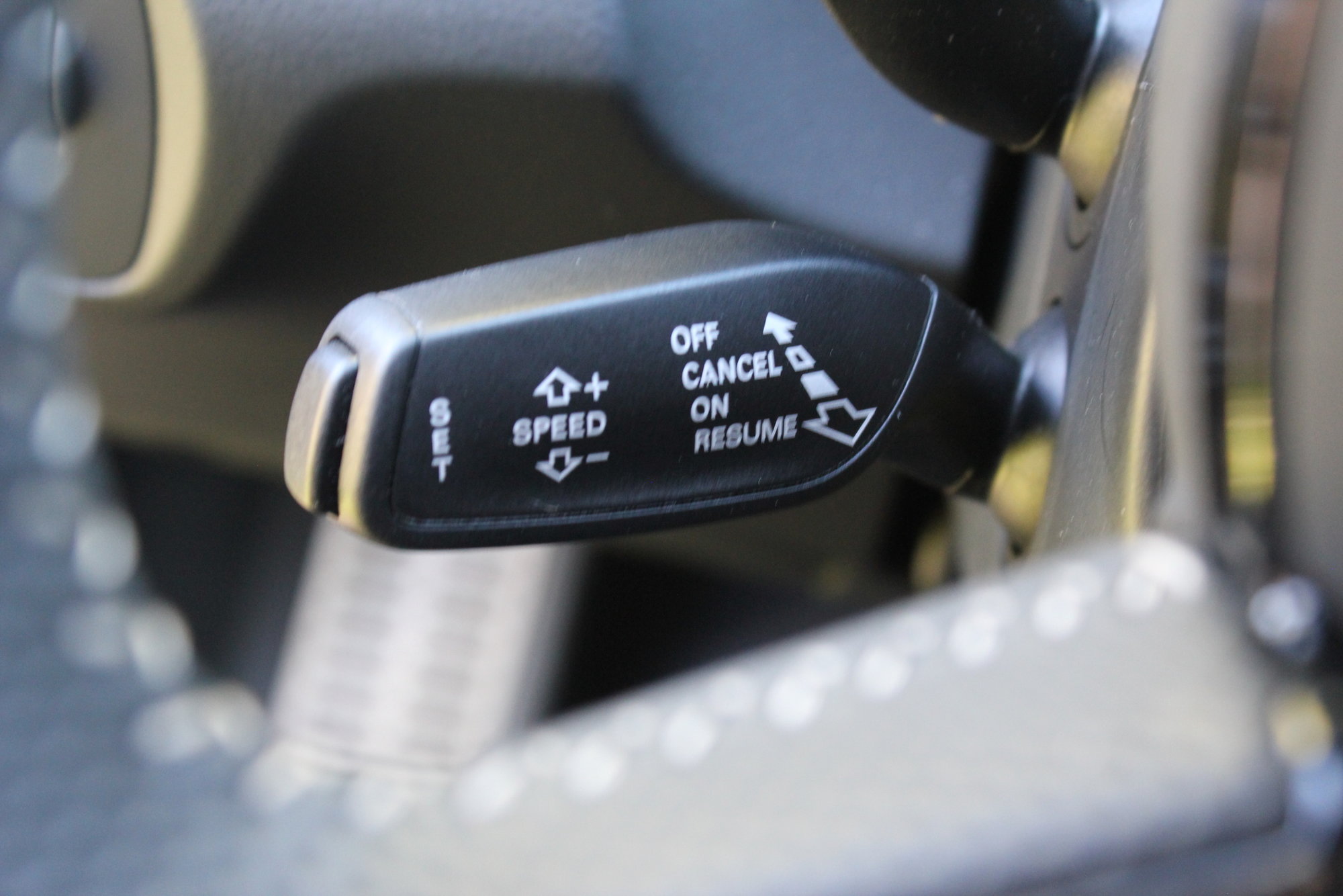 Ovládání tempomatu ve voze Audi Q3 Sport quattro S-line Competition