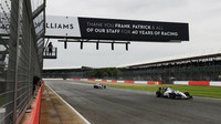 Williams v Silverstone oslavil 40. výročí - Paul di Resta s vozem FW40 před Karunem Chandhokem s FW14B