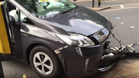 Po srážce s Toyotou Prius skončil Mercedes-Benz G na boku se silně poškozenou střechou