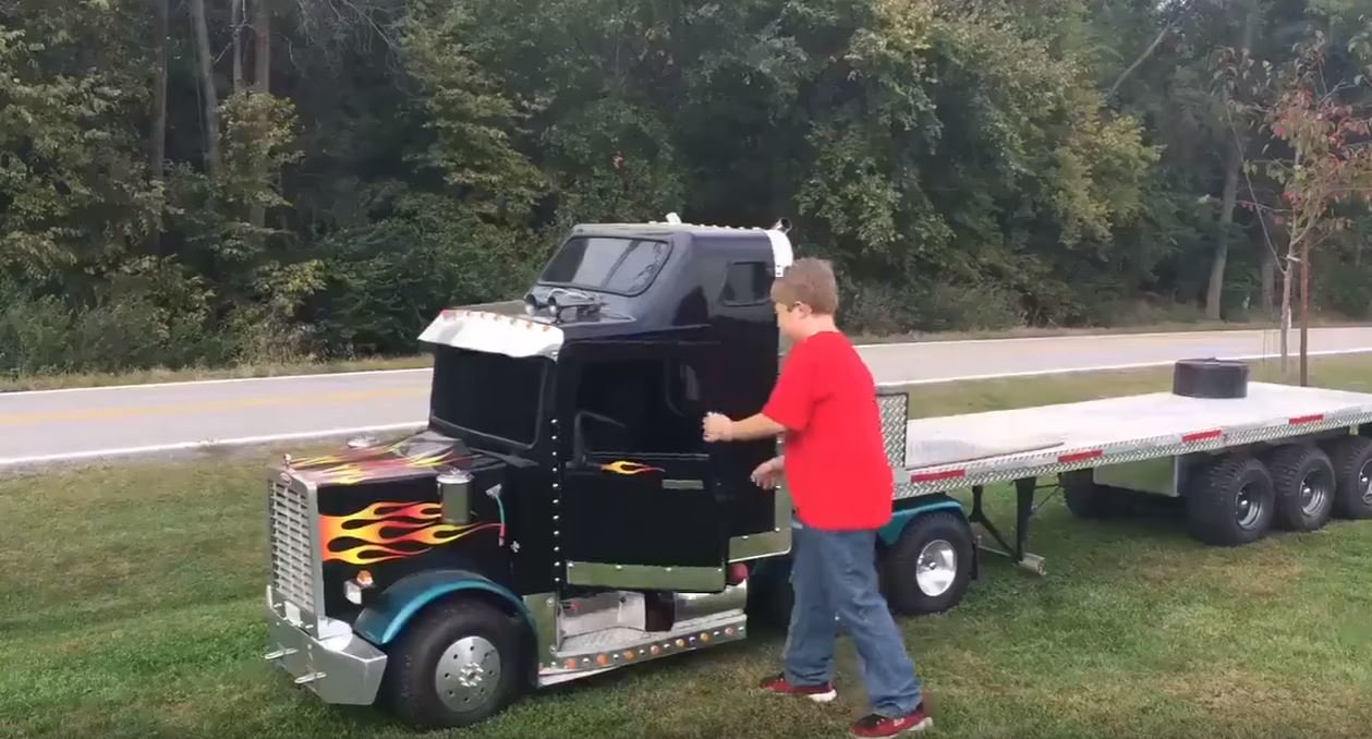 Otec postavil pro svého syna funkční model tahače