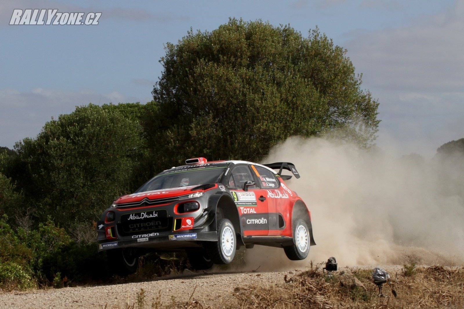 MIkkelsen si s C3 WRC zkusil jak šotolinu, tak asfalt