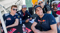 Daniil Kvjat a Carlos Sainz při autogramiádě v Kanadě