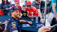 Daniel Ricciardo při autogramiádě v Kanadě