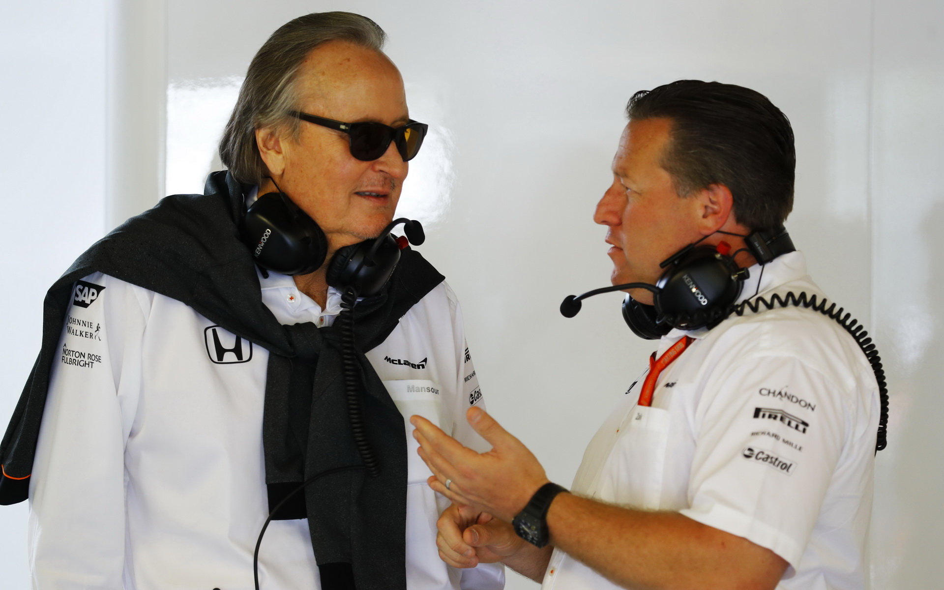 Majitel McLarenu Mansour Ojjeh (vlevo) se Zakem Brownem