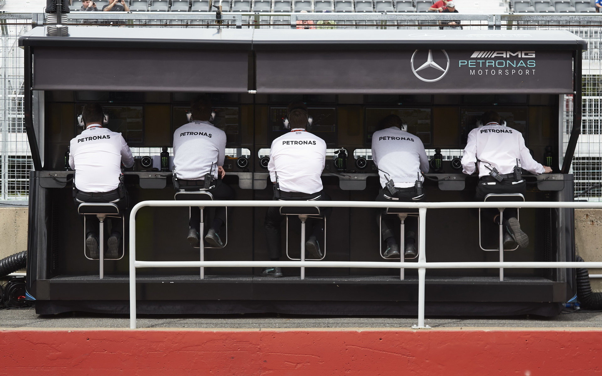 Pitwal týmu Mercedes při tréninku v Kanadě