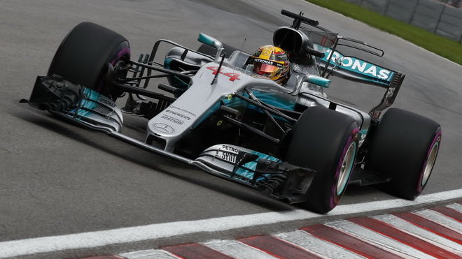 Lewis Hamilton s vozem Mercedes