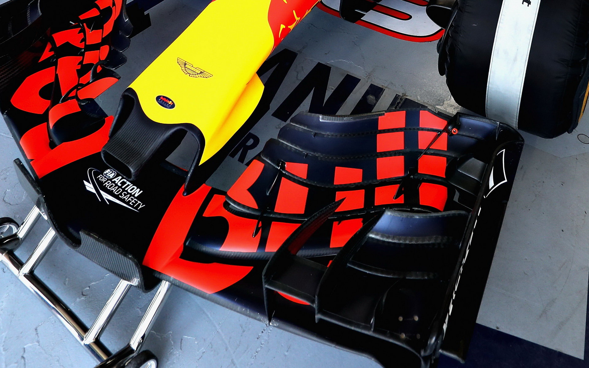 Přední křídlo vozu Red Bull RB13 - Renault v kvalifikaci Kanadě