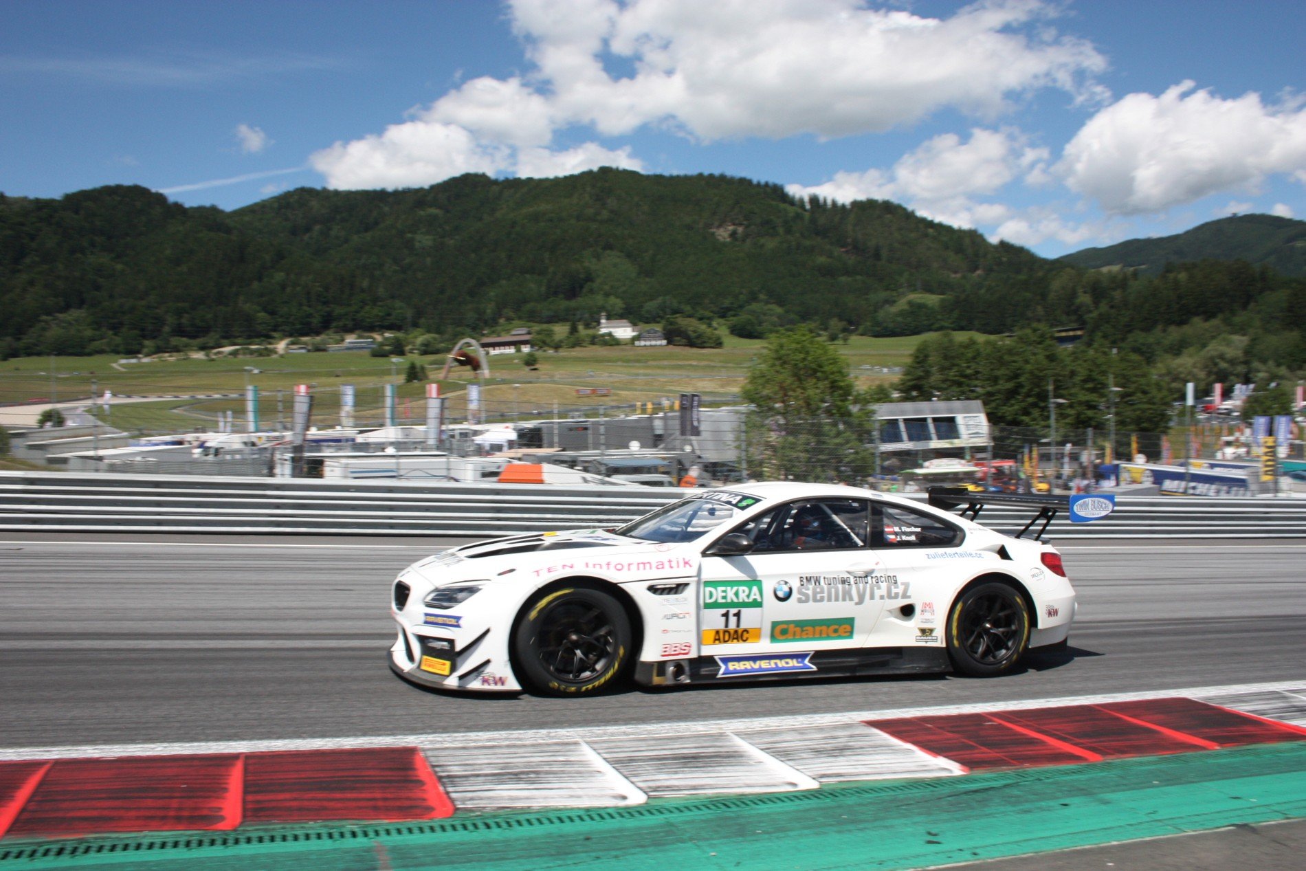Český tým Šenkýř Motorsport nasadil pro Knolla a Fischera tento BMW M6 – na špičkové umístění ale neměl.
